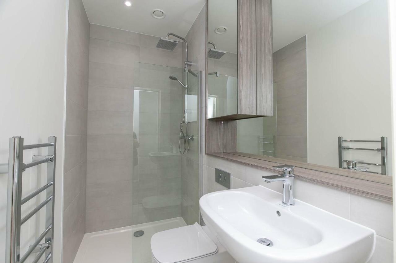 Deluxe Apartments By Heathrow Harmondsworth Exterior photo